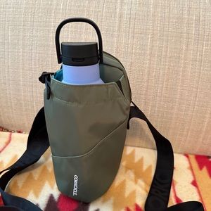 CORKCICLE CROSSBODY WATER BOTTLE SLING